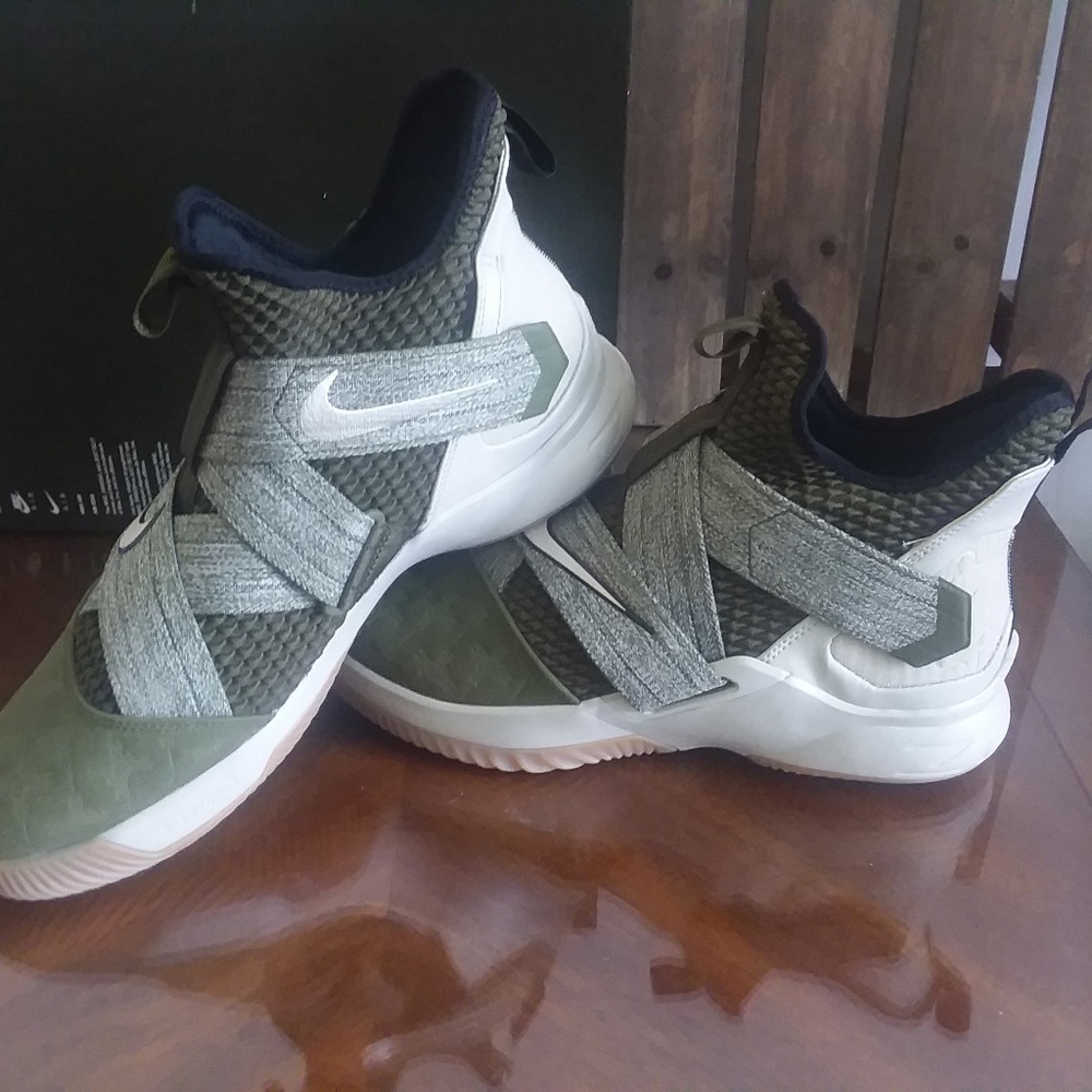 Nike LeBron James Shoes NEW - Picture 8 of 8